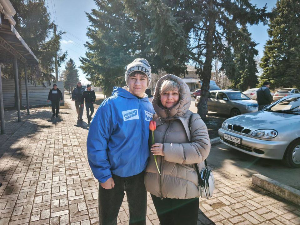 Дарим улыбки 8 Марта!. В День нежного праздника весны активисты «Молодой Гвардии Единой России» поздравили представительниц прекрасного пола с праздником Дарим улыбки 8 Марта!. В День нежного праздника весны активисты «Молодой Гвардии Единой России» поздравили представительниц прекрасного пола с праздником