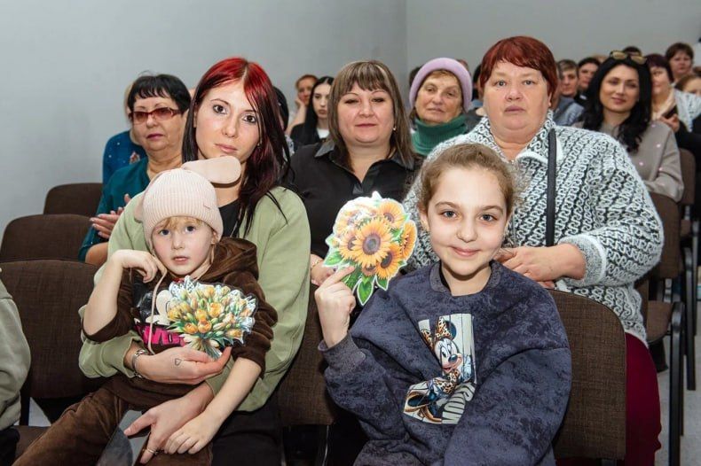 В Червонопартизанске состоялся праздничный концерт «Букет поздравлений» В Червонопартизанске состоялся праздничный концерт «Букет поздравлений»