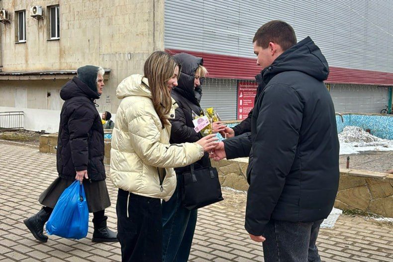 Молодёжный центр «Свердловск» поздравил жительниц округа с 8 Марта Молодёжный центр «Свердловск» поздравил жительниц округа с 8 Марта