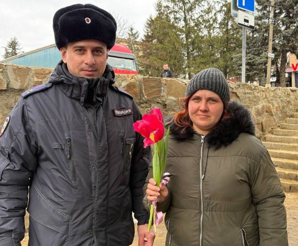 111Правоохранители региона в рамках ведомственной акции поздравили женщин ЛНР с 8 Марта 111Правоохранители региона в рамках ведомственной акции поздравили женщин ЛНР с 8 Марта