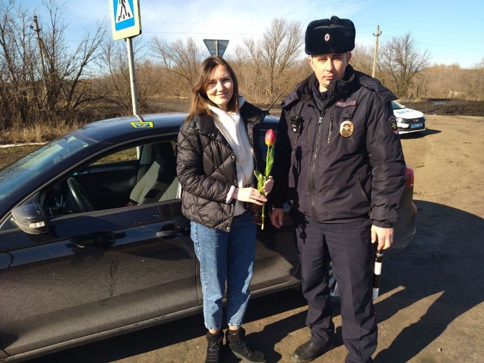 В прекрасный праздник 8 марта инспекторы ОГИБДД ОМВД России «Свердловский» и «Новопсковский» превратились из строгих стражей порядка в настоящих дарителей хорошего настроения! В прекрасный праздник 8 марта инспекторы ОГИБДД ОМВД России «Свердловский» и «Новопсковский» превратились из строгих стражей порядка в настоящих дарителей хорошего настроения!