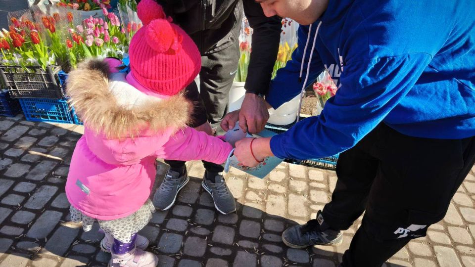 Дарим улыбки 8 Марта!. В День нежного праздника весны активисты «Молодой Гвардии Единой России» поздравили представительниц прекрасного пола с праздником Дарим улыбки 8 Марта!. В День нежного праздника весны активисты «Молодой Гвардии Единой России» поздравили представительниц прекрасного пола с праздником