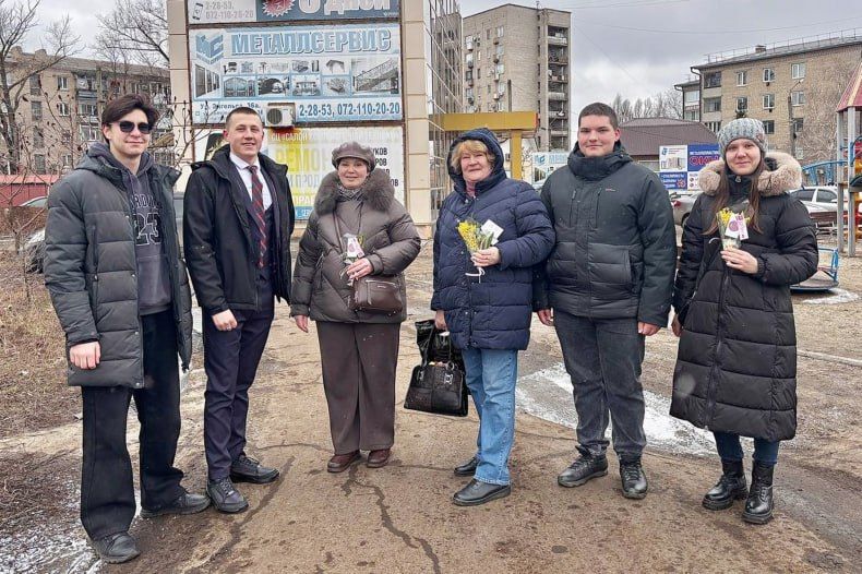 Молодёжный центр «Свердловск» поздравил жительниц округа с 8 Марта Молодёжный центр «Свердловск» поздравил жительниц округа с 8 Марта
