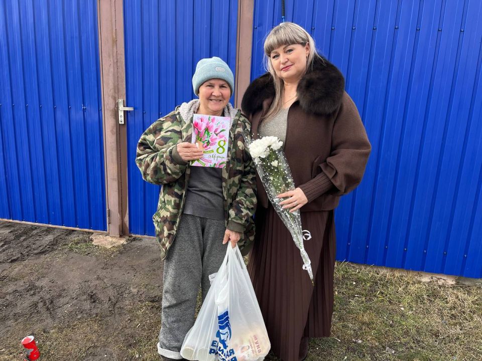 В рамках партийного проекта «Женское движение Единой России» продолжается акция «Цветы мамам героев», которая дарит радость и поддержку женщинам, чьи сыновья сейчас служат в зоне специальной военной операции или погибли... В рамках партийного проекта «Женское движение Единой России» продолжается акция «Цветы мамам героев», которая дарит радость и поддержку женщинам, чьи сыновья сейчас служат в зоне специальной военной операции или погибли...