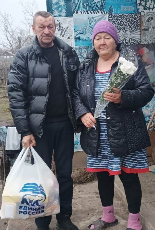 На Краснодонщине активно проходит акция «Цветы мамам героев», организованная в рамках партийного проекта «Женское движение Единой России» На Краснодонщине активно проходит акция «Цветы мамам героев», организованная в рамках партийного проекта «Женское движение Единой России»