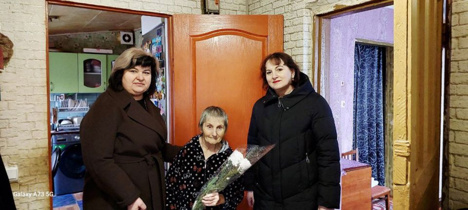 В населённых пунктах Краснодонщины поздравили уважаемых женщин В населённых пунктах Краснодонщины поздравили уважаемых женщин