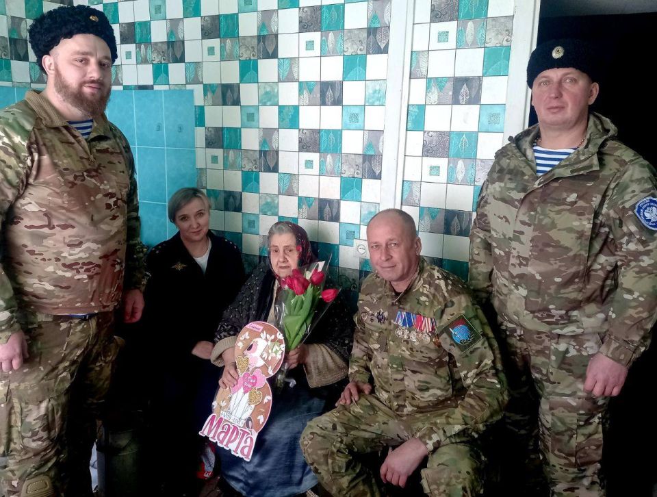 111Правоохранители региона в рамках ведомственной акции поздравили женщин ЛНР с 8 Марта 111Правоохранители региона в рамках ведомственной акции поздравили женщин ЛНР с 8 Марта