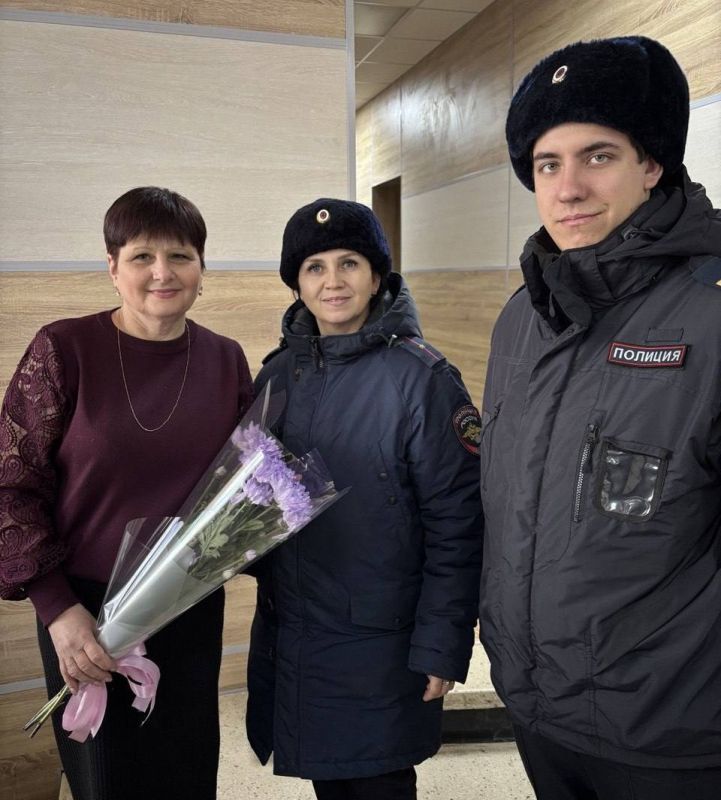111Правоохранители региона в рамках ведомственной акции поздравили женщин ЛНР с 8 Марта 111Правоохранители региона в рамках ведомственной акции поздравили женщин ЛНР с 8 Марта
