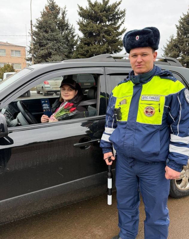 111Дорожные полицейские ЛНР присоединились к Всероссийской акции «Цветы для автоледи» 111Дорожные полицейские ЛНР присоединились к Всероссийской акции «Цветы для автоледи»
