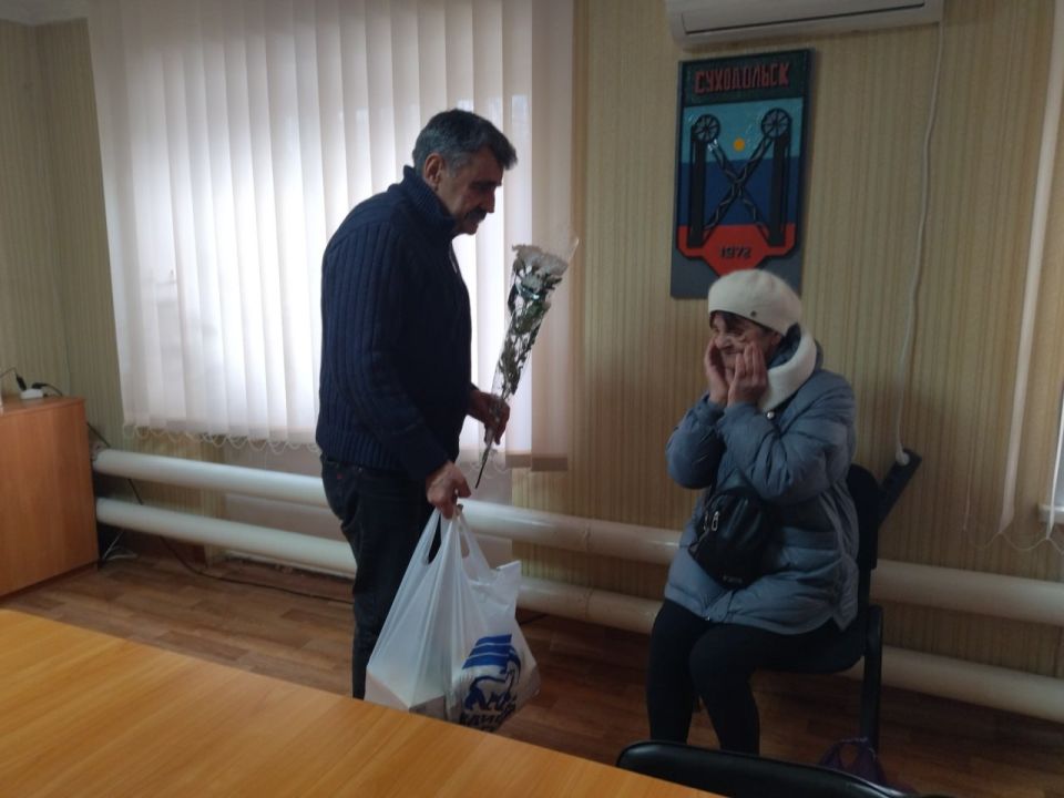 На Краснодонщине активно проходит акция «Цветы мамам героев», организованная в рамках партийного проекта «Женское движение Единой России» На Краснодонщине активно проходит акция «Цветы мамам героев», организованная в рамках партийного проекта «Женское движение Единой России»