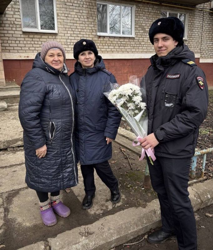 111Правоохранители региона в рамках ведомственной акции поздравили женщин ЛНР с 8 Марта 111Правоохранители региона в рамках ведомственной акции поздравили женщин ЛНР с 8 Марта