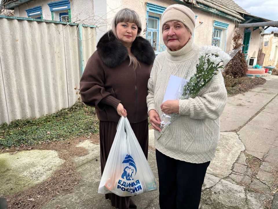В рамках партийного проекта «Женское движение Единой России» продолжается акция «Цветы мамам героев», которая дарит радость и поддержку женщинам, чьи сыновья сейчас служат в зоне специальной военной операции или погибли... В рамках партийного проекта «Женское движение Единой России» продолжается акция «Цветы мамам героев», которая дарит радость и поддержку женщинам, чьи сыновья сейчас служат в зоне специальной военной операции или погибли...