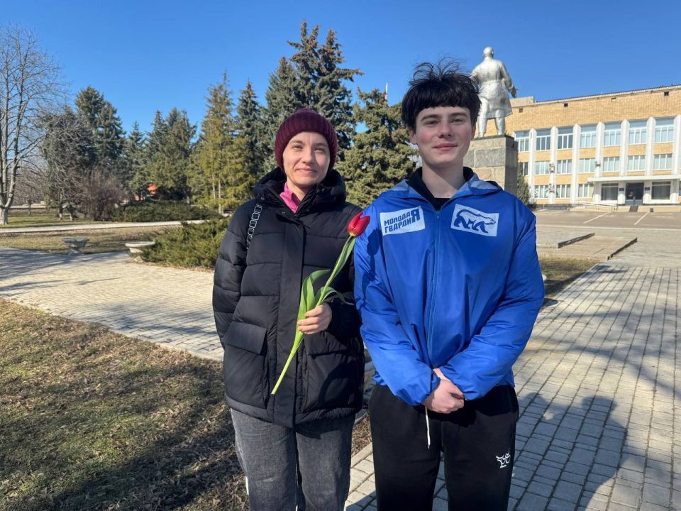 Дарим улыбки 8 Марта!. В День нежного праздника весны активисты «Молодой Гвардии Единой России» поздравили представительниц прекрасного пола с праздником Дарим улыбки 8 Марта!. В День нежного праздника весны активисты «Молодой Гвардии Единой России» поздравили представительниц прекрасного пола с праздником