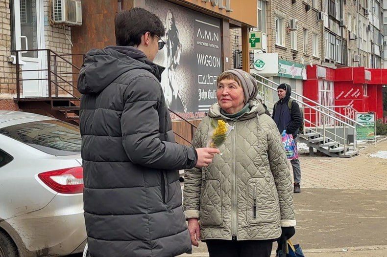 Молодёжный центр «Свердловск» поздравил жительниц округа с 8 Марта Молодёжный центр «Свердловск» поздравил жительниц округа с 8 Марта