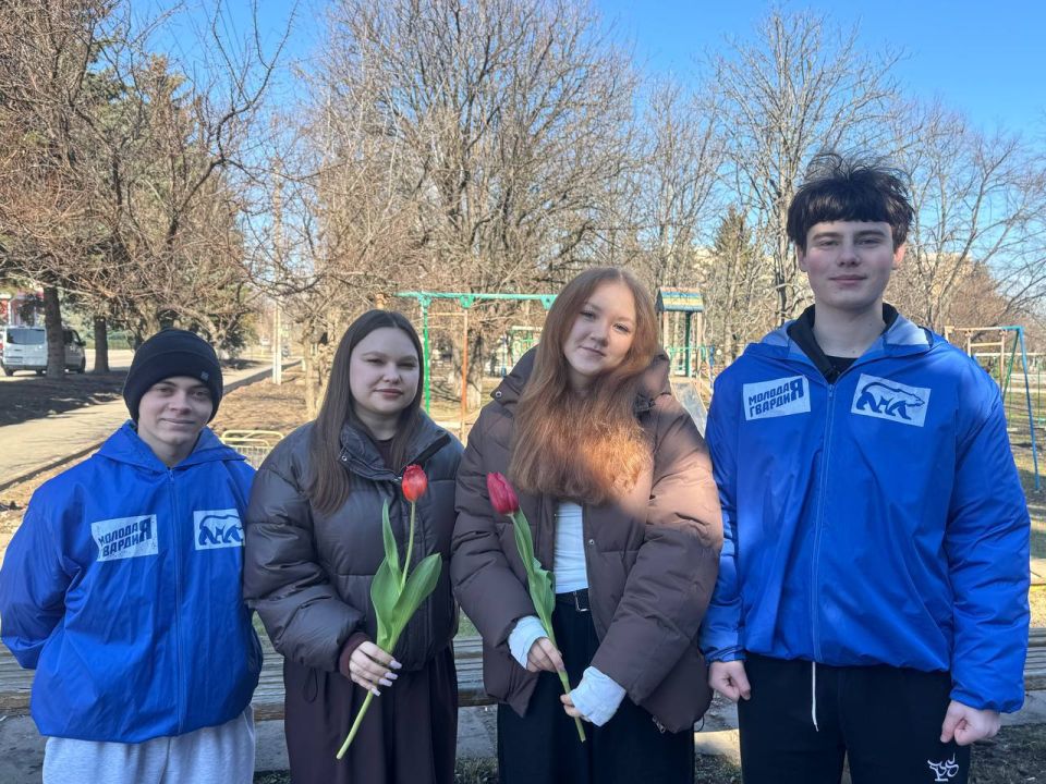 Дарим улыбки 8 Марта!. В День нежного праздника весны активисты «Молодой Гвардии Единой России» поздравили представительниц прекрасного пола с праздником Дарим улыбки 8 Марта!. В День нежного праздника весны активисты «Молодой Гвардии Единой России» поздравили представительниц прекрасного пола с праздником