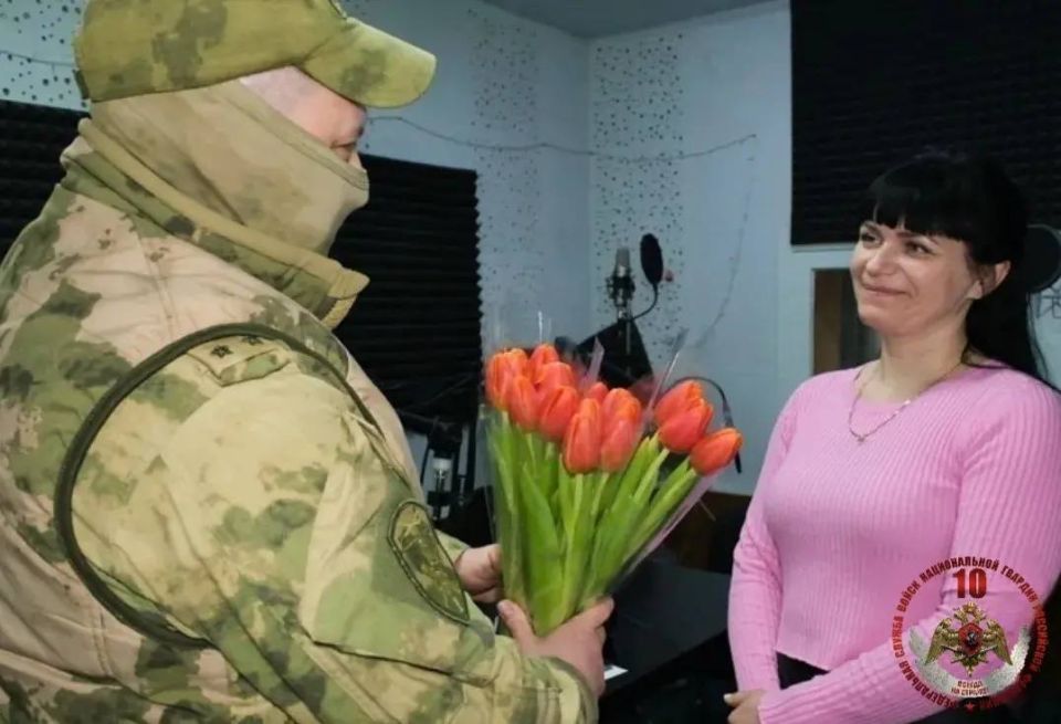 Весна приходит в мир, весна стучится в окна! Росгвардейцы по всей стране поздравляют дам с 8 Марта Весна приходит в мир, весна стучится в окна! Росгвардейцы по всей стране поздравляют дам с 8 Марта