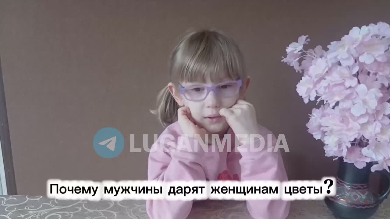 Стахановские детишки передают поздравления с 8 Марта