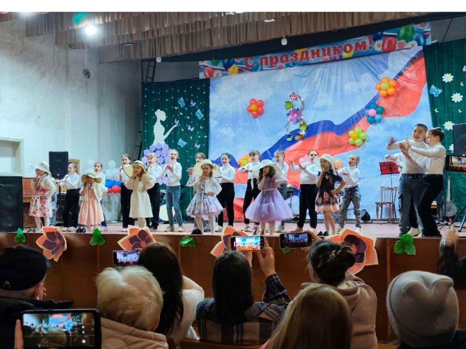 Вячеслав Третьяков: В Новоастраханском СДК Кременского МО состоялся праздничный концерт "Весеннее настроение", посвящённый Международному женскому дню Вячеслав Третьяков: В Новоастраханском СДК Кременского МО состоялся праздничный концерт "Весеннее настроение", посвящённый Международному женскому дню