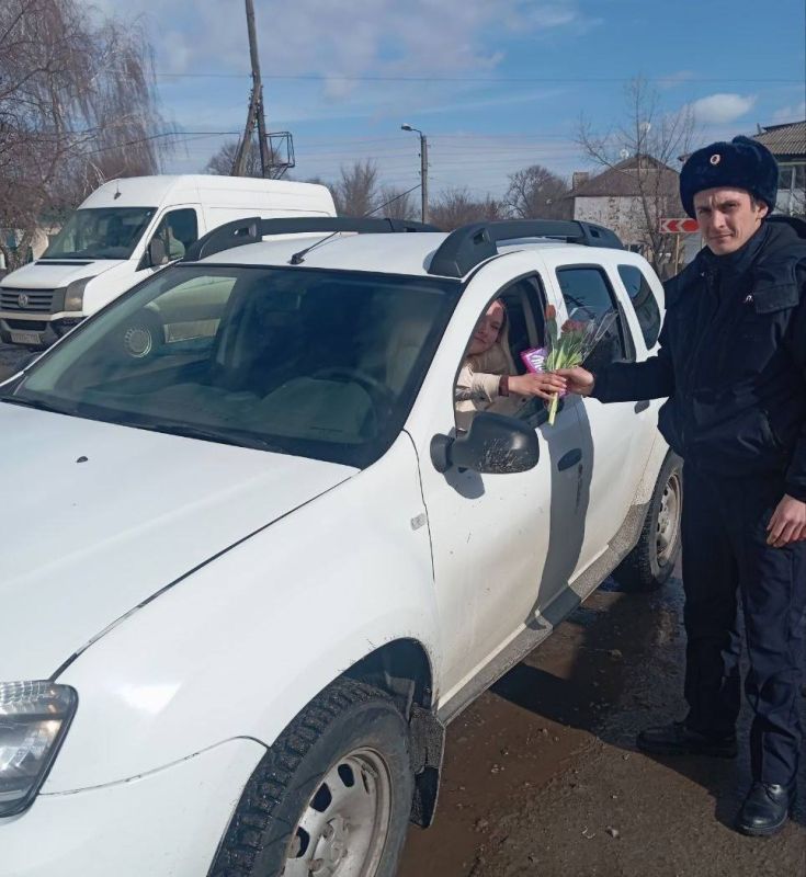 111Дорожные полицейские ЛНР присоединились к Всероссийской акции «Цветы для автоледи» 111Дорожные полицейские ЛНР присоединились к Всероссийской акции «Цветы для автоледи»