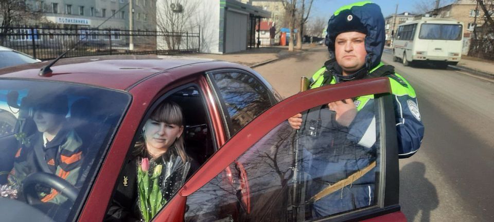 В прекрасный праздник 8 марта инспекторы ОГИБДД ОМВД России «Свердловский» и «Новопсковский» превратились из строгих стражей порядка в настоящих дарителей хорошего настроения! В прекрасный праздник 8 марта инспекторы ОГИБДД ОМВД России «Свердловский» и «Новопсковский» превратились из строгих стражей порядка в настоящих дарителей хорошего настроения!