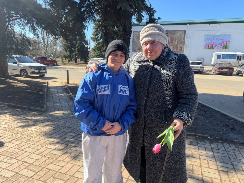 Дарим улыбки 8 Марта!. В День нежного праздника весны активисты «Молодой Гвардии Единой России» поздравили представительниц прекрасного пола с праздником Дарим улыбки 8 Марта!. В День нежного праздника весны активисты «Молодой Гвардии Единой России» поздравили представительниц прекрасного пола с праздником
