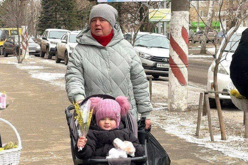 Молодёжный центр «Свердловск» поздравил жительниц округа с 8 Марта Молодёжный центр «Свердловск» поздравил жительниц округа с 8 Марта