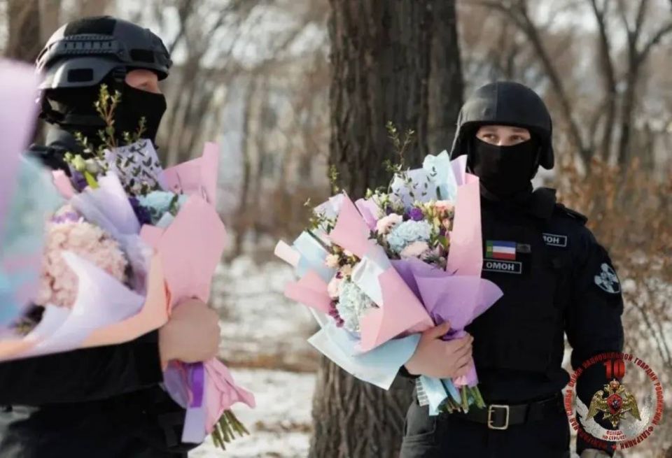 Весна приходит в мир, весна стучится в окна! Росгвардейцы по всей стране поздравляют дам с 8 Марта Весна приходит в мир, весна стучится в окна! Росгвардейцы по всей стране поздравляют дам с 8 Марта