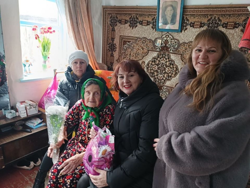 В населённых пунктах Краснодонщины поздравили уважаемых женщин В населённых пунктах Краснодонщины поздравили уважаемых женщин