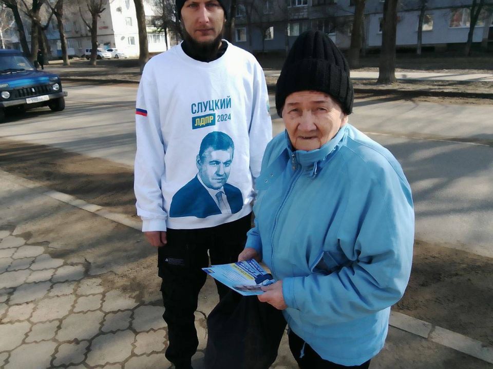 Поздравления и тёплые пожелания: в Беловодске отметили 8 Марта вместе с ЛДПР Поздравления и тёплые пожелания: в Беловодске отметили 8 Марта вместе с ЛДПР