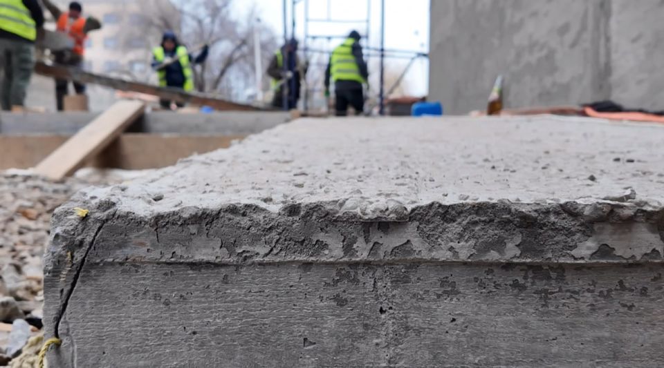 Новую партию бетона для заливки лестниц и пандусов доставили в Краснодонский ЗАГС Новую партию бетона для заливки лестниц и пандусов доставили в Краснодонский ЗАГС