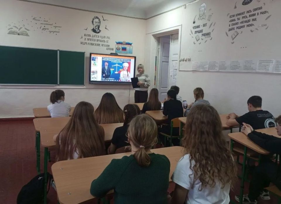 Для ребят Брянковской средней школы №19 проведены совместные мероприятия центра занятости в городе Брянке с ГБПОО ЛНР «Брянковский колледж» «Ярмарка учебных рабочих мест» и профориентационный урок в рамках молодёжного клуба... Для ребят Брянковской средней школы №19 проведены совместные мероприятия центра занятости в городе Брянке с ГБПОО ЛНР «Брянковский колледж» «Ярмарка учебных рабочих мест» и профориентационный урок в рамках молодёжного клуба...