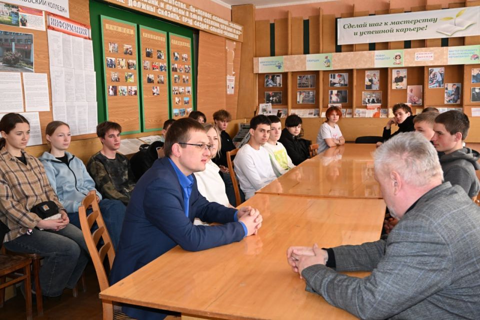Евгений Морозов: Вместе с Председателем Совета городского округа Натальей Волошиной побывали в Брянковском колледже Евгений Морозов: Вместе с Председателем Совета городского округа Натальей Волошиной побывали в Брянковском колледже