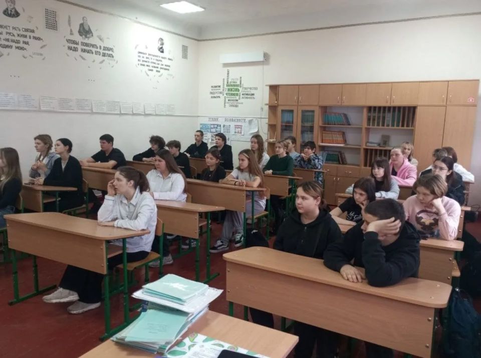 Для ребят Брянковской средней школы №19 проведены совместные мероприятия центра занятости в городе Брянке с ГБПОО ЛНР «Брянковский колледж» «Ярмарка учебных рабочих мест» и профориентационный урок в рамках молодёжного клуба... Для ребят Брянковской средней школы №19 проведены совместные мероприятия центра занятости в городе Брянке с ГБПОО ЛНР «Брянковский колледж» «Ярмарка учебных рабочих мест» и профориентационный урок в рамках молодёжного клуба...