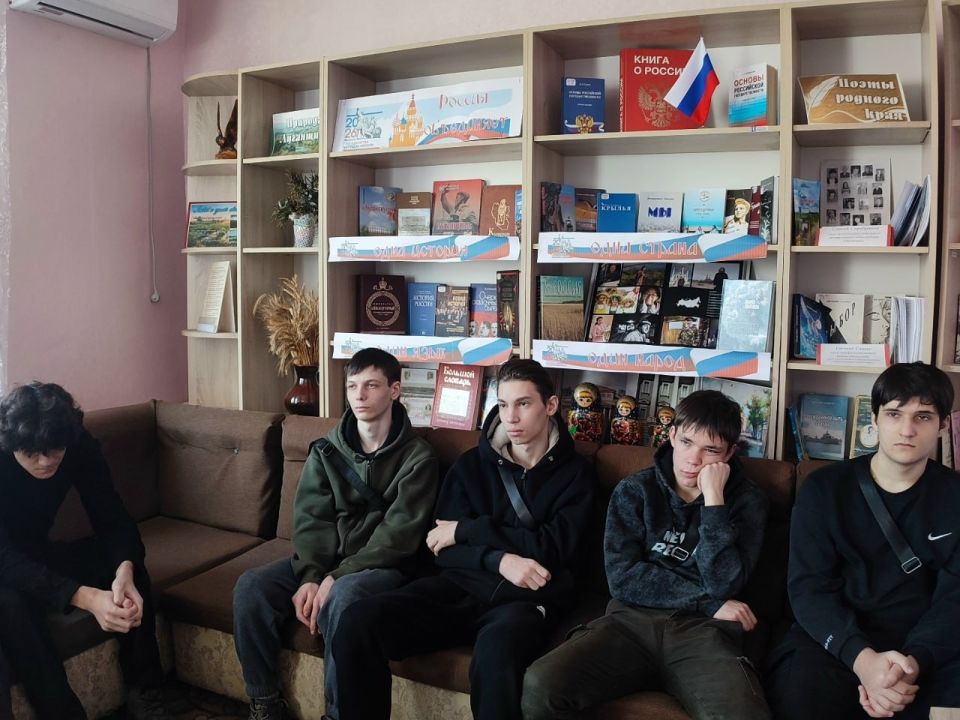 В Лутугинской центральной районной библиотеке состоялась беседа «Человек. Учёный. Гражданин.» В Лутугинской центральной районной библиотеке состоялась беседа «Человек. Учёный. Гражданин.»