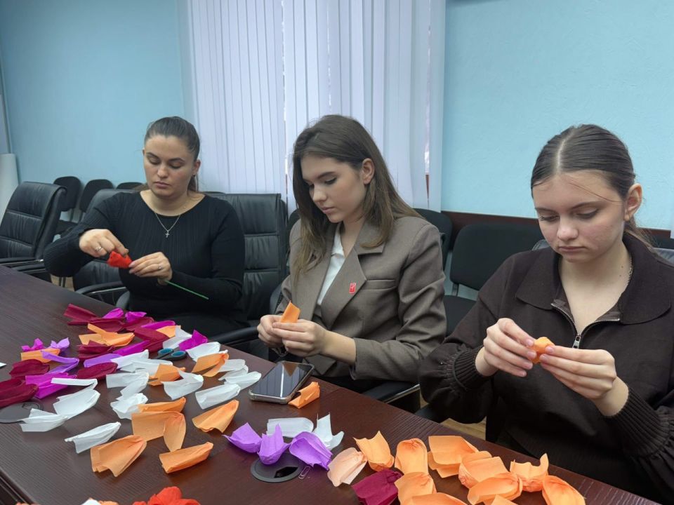 Молодежный совет при Администрации принял участие в мастер-классе «Вам, любимые», посвященном созданию поздравительных букетов Молодежный совет при Администрации принял участие в мастер-классе «Вам, любимые», посвященном созданию поздравительных букетов