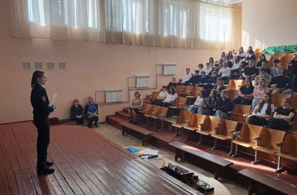 111111 Сотрудники подразделения по вопросам миграции ОМВД России «Артёмовский» провели встречи со старшеклассниками четырёх столичных школ 111111 Сотрудники подразделения по вопросам миграции ОМВД России «Артёмовский» провели встречи со старшеклассниками четырёх столичных школ