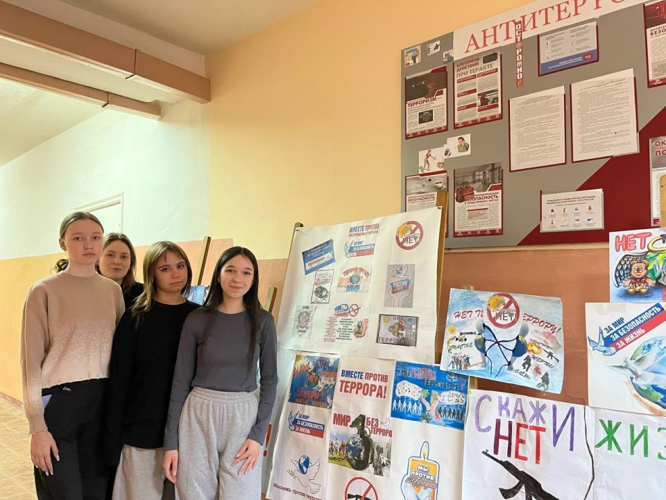 В рамках проведения мероприятий, направленных на антитеррористическую осведомленность студенческой молодежи в Ровеньковском колледже ЛГПУ прошла выставка плакатов под названием "Нет терроризму" В рамках проведения мероприятий, направленных на антитеррористическую осведомленность студенческой молодежи в Ровеньковском колледже ЛГПУ прошла выставка плакатов под названием "Нет терроризму"