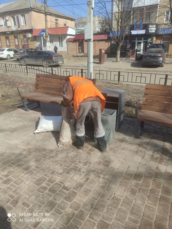 Сегодня МУП «ЖЭК» города Ровеньки проводит весеннюю уборку общественных территорий! Сегодня МУП «ЖЭК» города Ровеньки проводит весеннюю уборку общественных территорий!