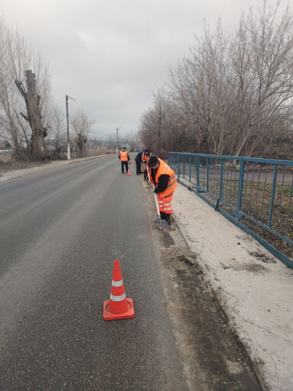 Дорожные службы проводят расчистку важных маршрутов от наносного грунта Дорожные службы проводят расчистку важных маршрутов от наносного грунта