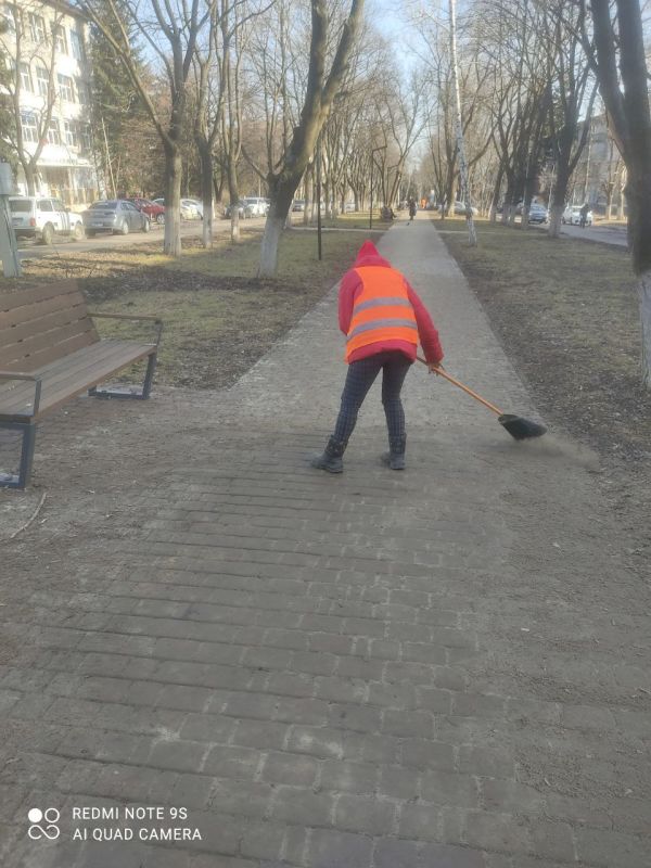 Сегодня МУП «ЖЭК» города Ровеньки проводит весеннюю уборку общественных территорий! Сегодня МУП «ЖЭК» города Ровеньки проводит весеннюю уборку общественных территорий!
