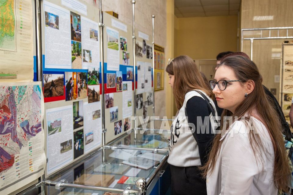 В Управлении Росреестра по ЛНР состоялось открытие выставки «Территория памяти: картографические сокровища архивов», посвященной Дню работников геодезии и картографии и Дню архивов В Управлении Росреестра по ЛНР состоялось открытие выставки «Территория памяти: картографические сокровища архивов», посвященной Дню работников геодезии и картографии и Дню архивов