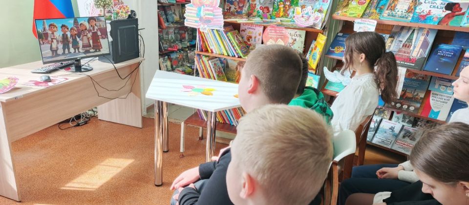 Патриотический час провели в Белореченской библиотеке для учеников Белореченской средней школы Патриотический час провели в Белореченской библиотеке для учеников Белореченской средней школы