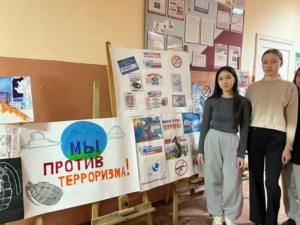 В рамках проведения мероприятий, направленных на антитеррористическую осведомленность студенческой молодежи в Ровеньковском колледже ЛГПУ прошла выставка плакатов под названием "Нет терроризму" В рамках проведения мероприятий, направленных на антитеррористическую осведомленность студенческой молодежи в Ровеньковском колледже ЛГПУ прошла выставка плакатов под названием "Нет терроризму"