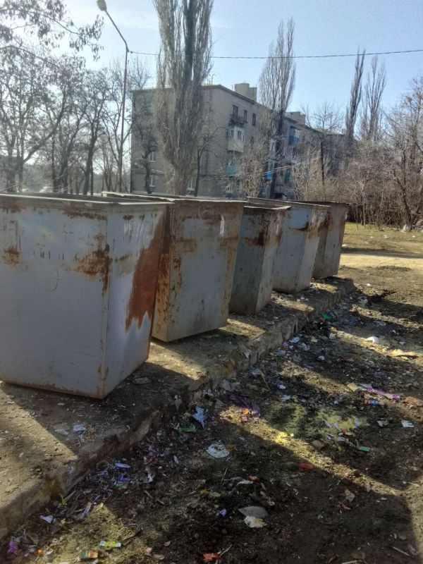 Уборка мусора с городских территорий продолжается Уборка мусора с городских территорий продолжается