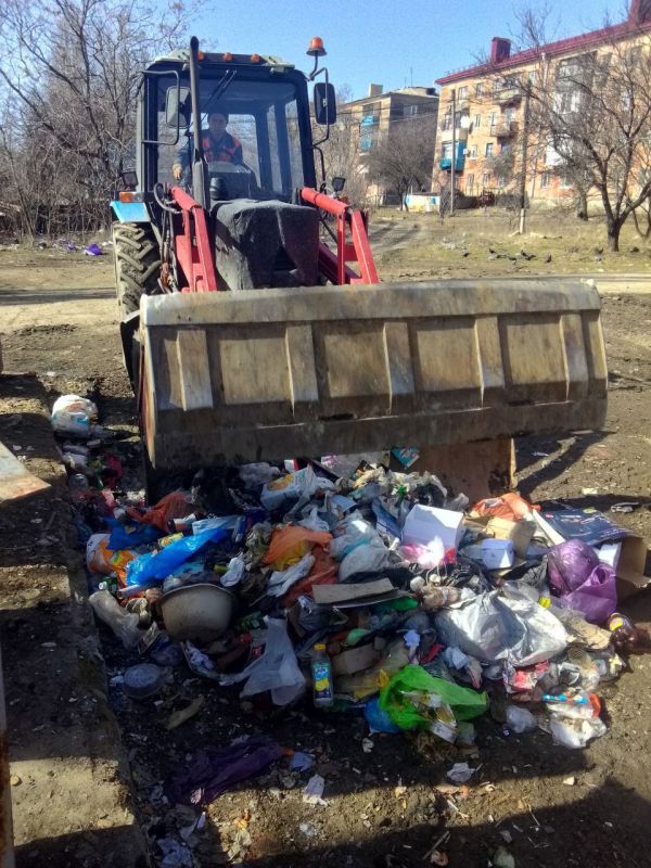 Уборка мусора с городских территорий продолжается Уборка мусора с городских территорий продолжается