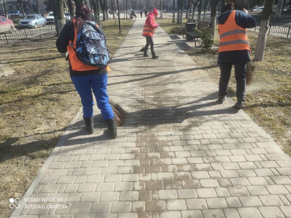 Сегодня МУП «ЖЭК» города Ровеньки проводит весеннюю уборку общественных территорий! Сегодня МУП «ЖЭК» города Ровеньки проводит весеннюю уборку общественных территорий!