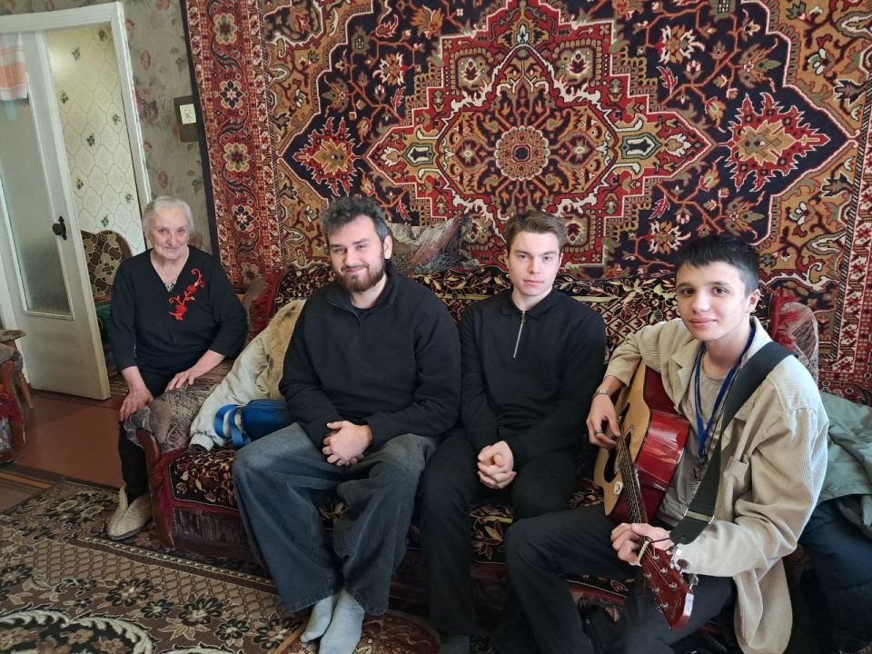 Молодёжь Стаханова поздравила ветеранов с Международным женским днем Молодёжь Стаханова поздравила ветеранов с Международным женским днем