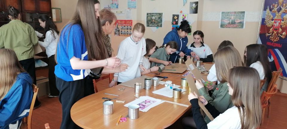 В Антрацитовской средней школе №12 им. Г.М. Тютюнника состоялось значимое патриотическое мероприятие — Мастер-класс «Тепло для Героя» по изготовлению окопных свечей В Антрацитовской средней школе №12 им. Г.М. Тютюнника состоялось значимое патриотическое мероприятие — Мастер-класс «Тепло для Героя» по изготовлению окопных свечей