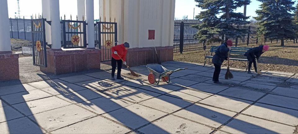 Коллектив стадиона «Победа» вышел на первую весеннюю уборку территории Коллектив стадиона «Победа» вышел на первую весеннюю уборку территории