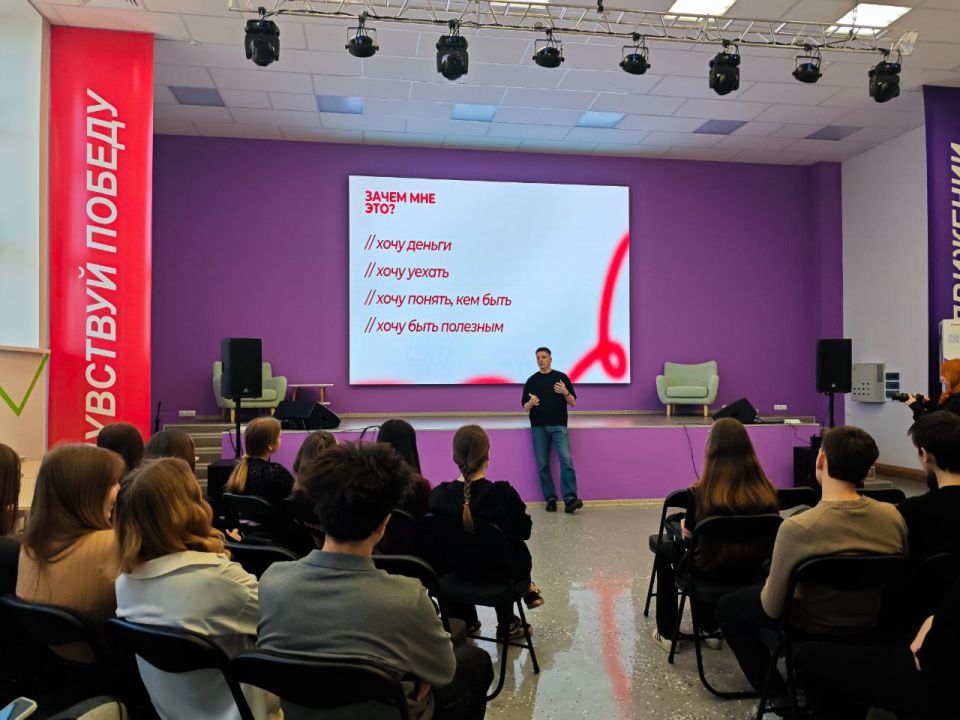 Светлана Гребенькова: В диалоге с молодежью. Сегодня в нашем Молодежном центре царила особая атмосфера – атмосфера живого общения и конструктивного диалога Светлана Гребенькова: В диалоге с молодежью. Сегодня в нашем Молодежном центре царила особая атмосфера – атмосфера живого общения и конструктивного диалога
